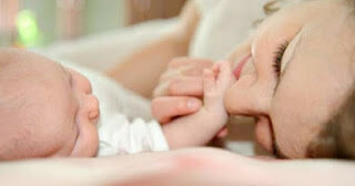 Logo após o parto, mamãe e bebê ficam sempre juntos em Hospital da